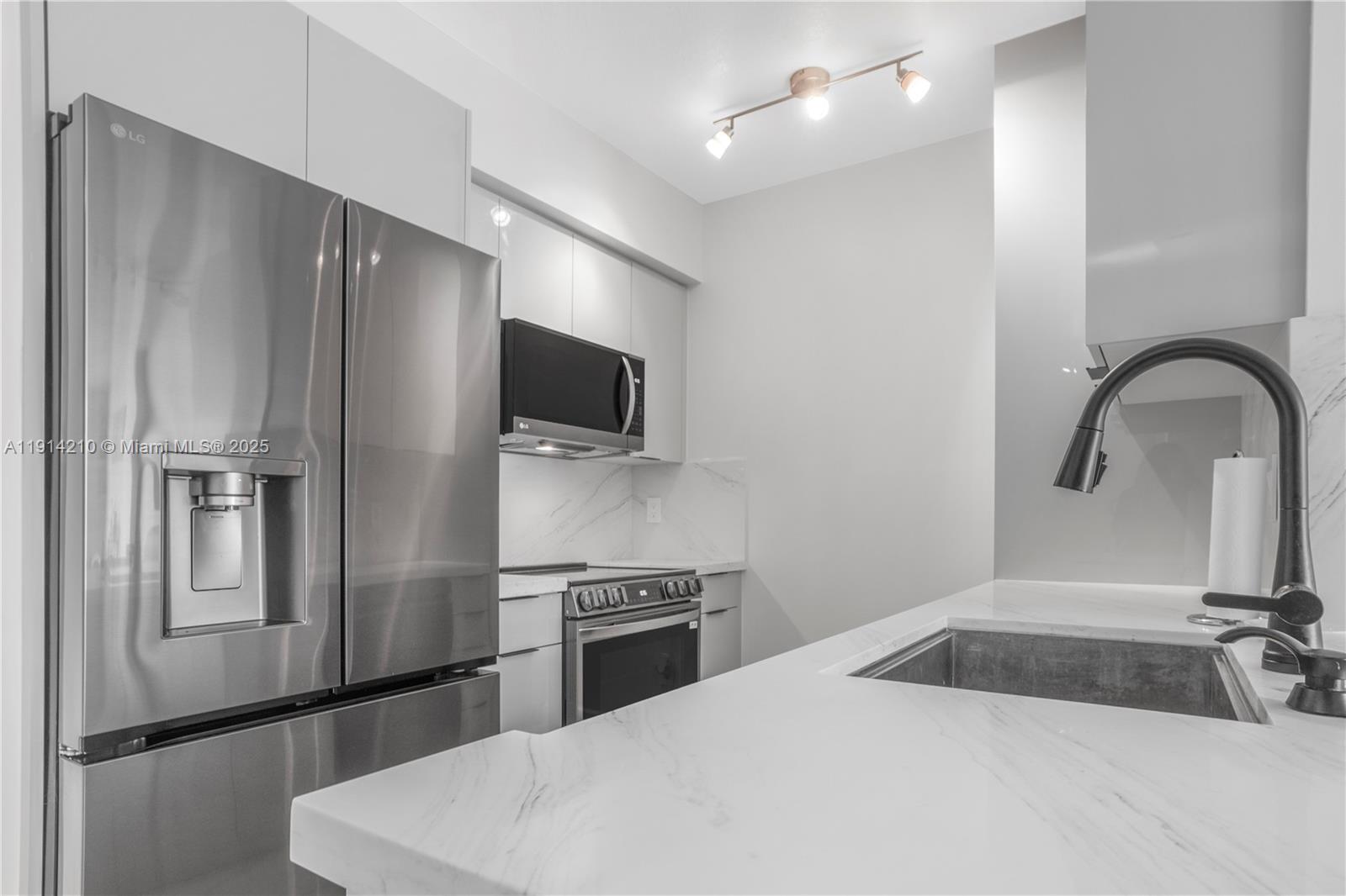 335 S Biscayne Blvd #3402, Miami FL 33131