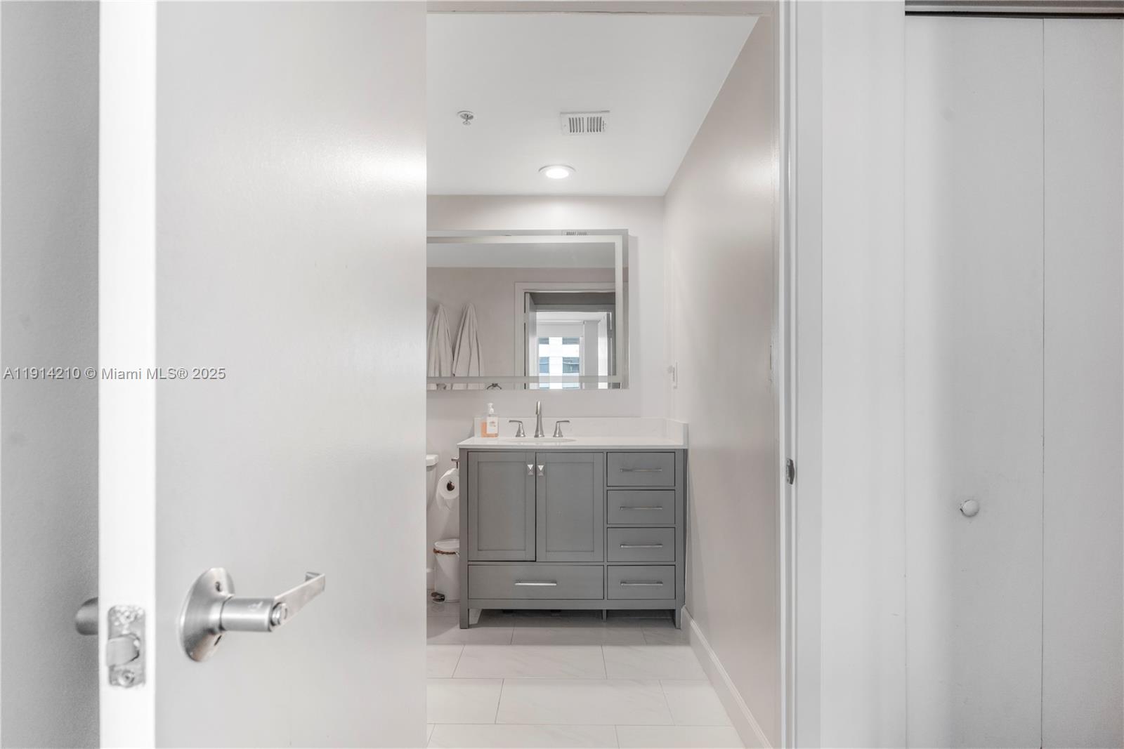 335 S Biscayne Blvd #3402, Miami FL 33131