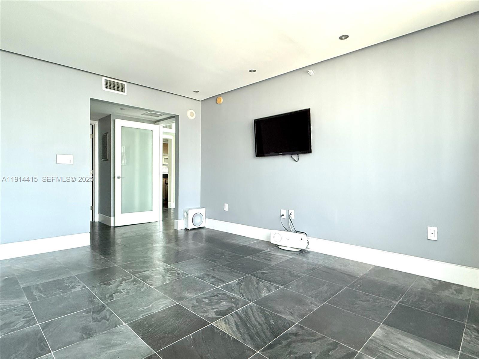 31 SE 5th St #2609, Miami FL 33131