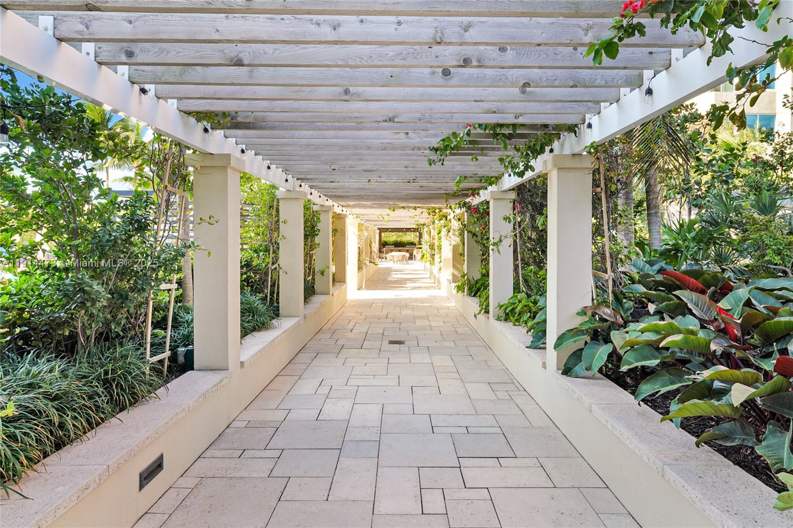 300 S Pointe Dr #405, Miami Beach FL 33139