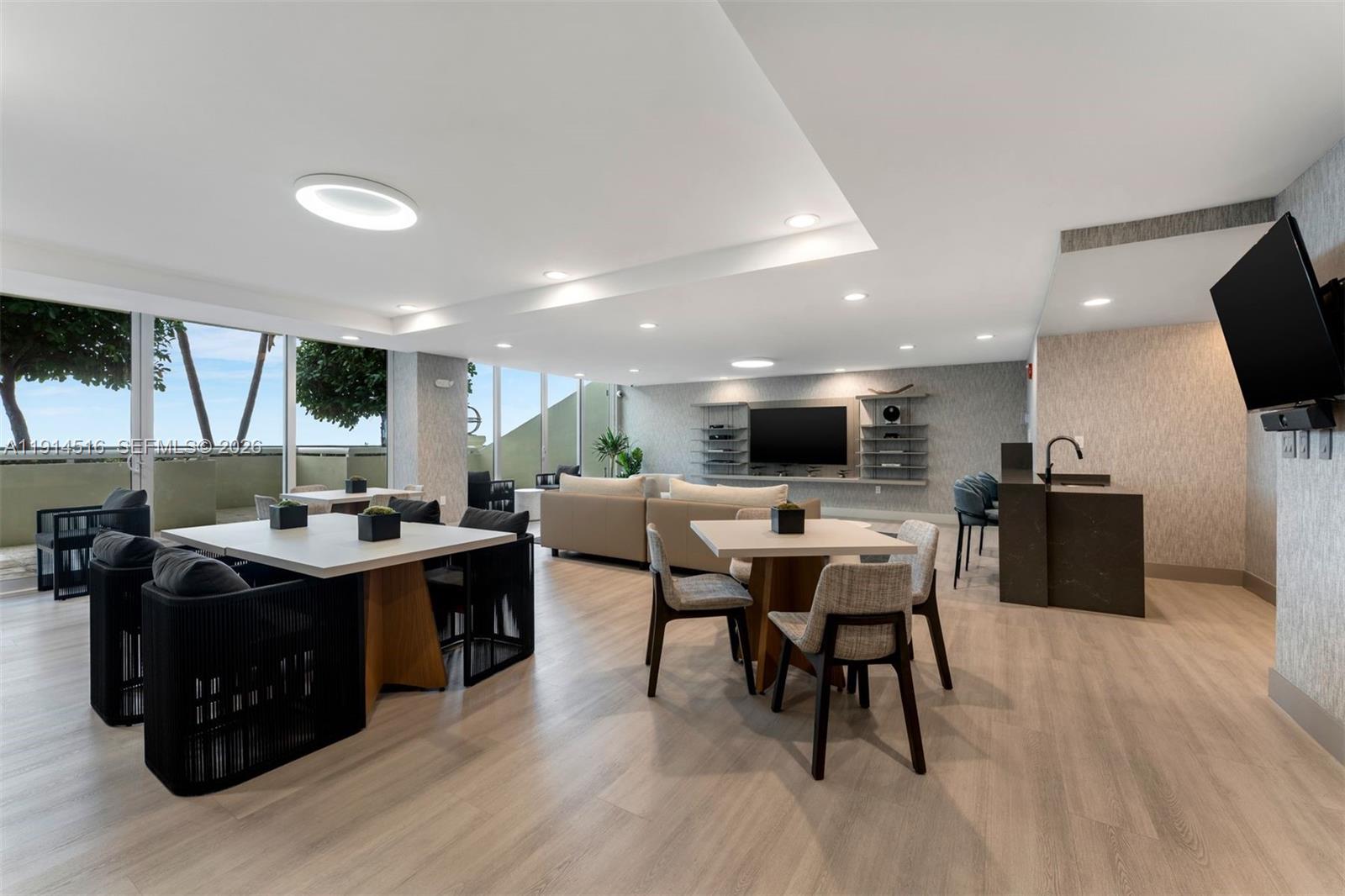 5025 Collins Ave #PH-1, Miami Beach FL 33140