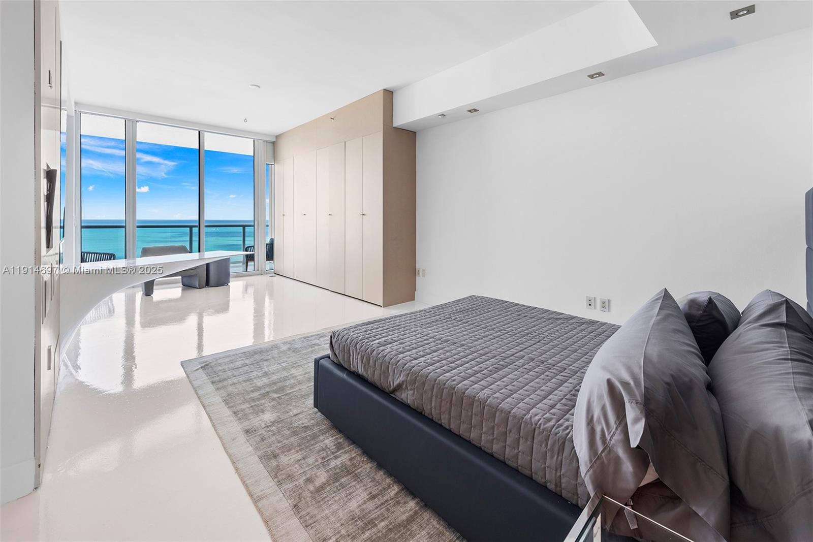 100 S Pointe Dr #2306, Miami Beach FL 33139