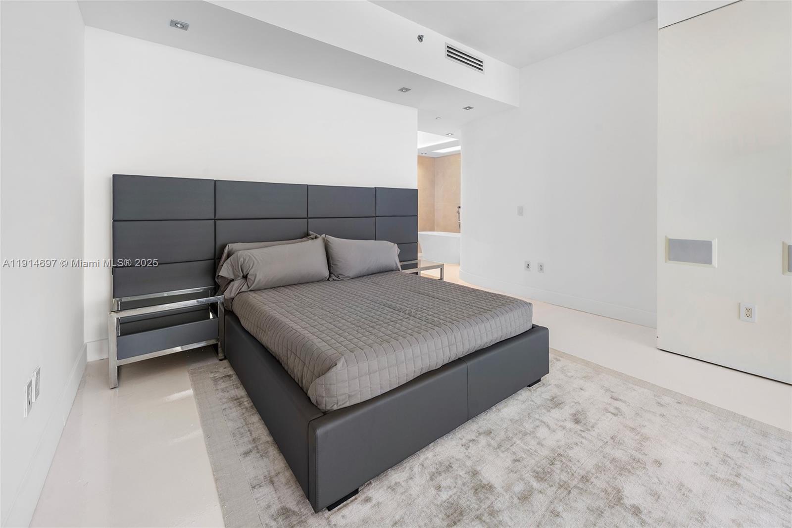 100 S Pointe Dr #2306, Miami Beach FL 33139