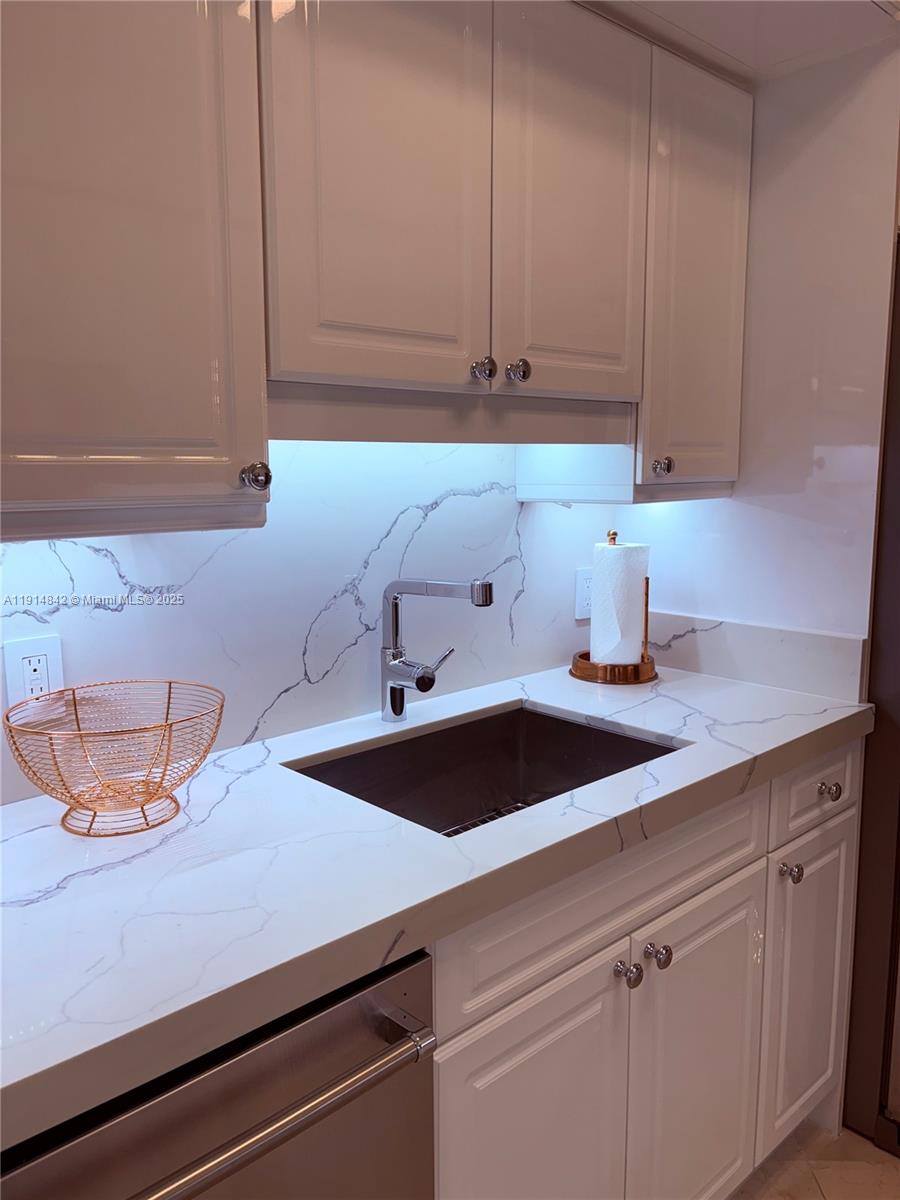 4779 Collins Ave #2302, Miami Beach FL 33140