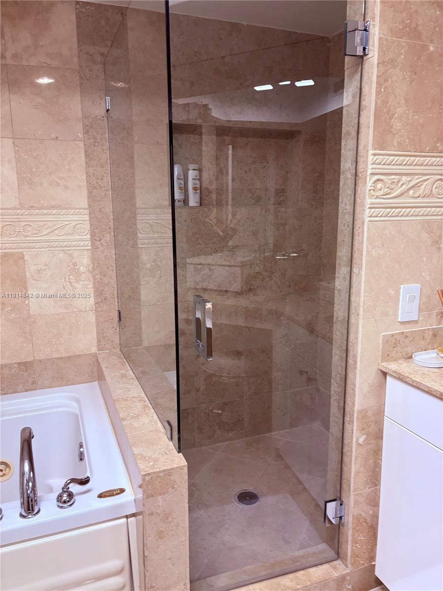 4779 Collins Ave #2302, Miami Beach FL 33140