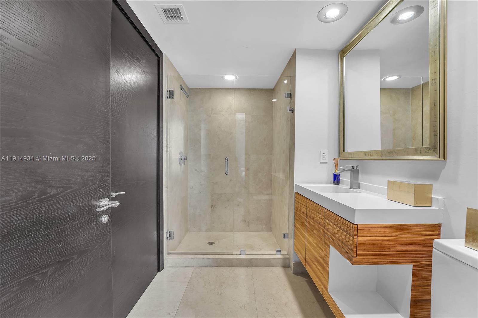465 Brickell Ave #1001, Miami FL 33131