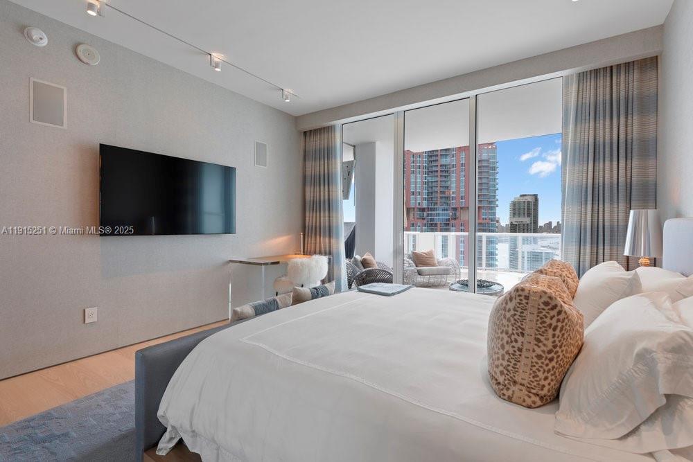 50 S Pointe Dr #2703, Miami Beach FL 33139