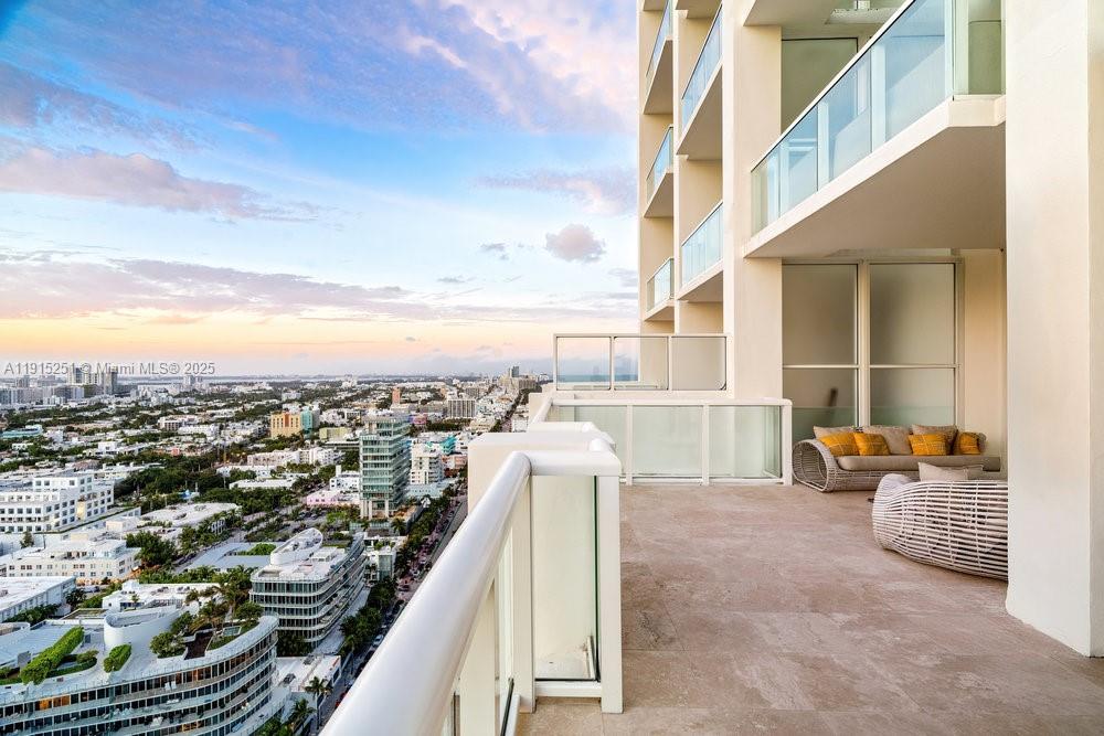 50 S Pointe Dr #2703, Miami Beach FL 33139