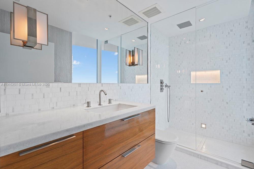 50 S Pointe Dr #2703, Miami Beach FL 33139