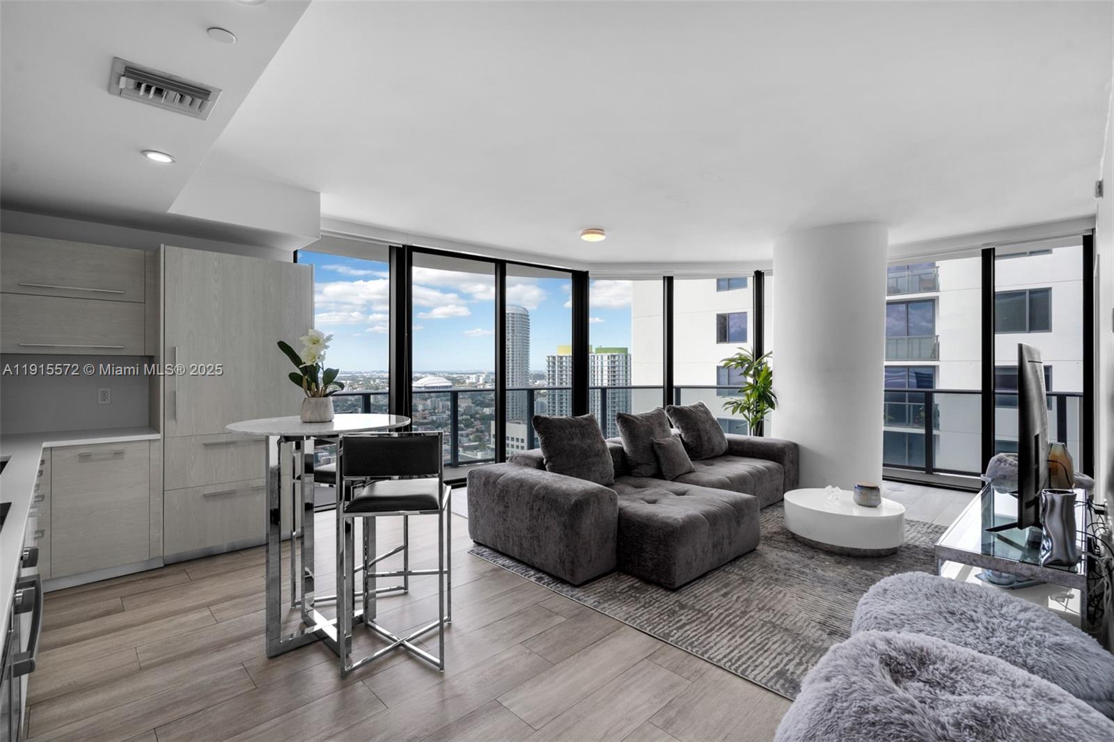 55 SW 9th St #4008, Miami FL 33130