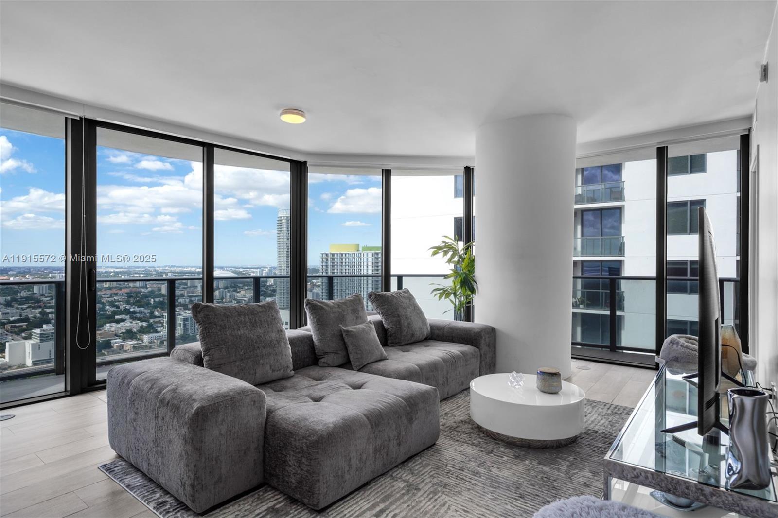 55 SW 9th St #4008, Miami FL 33130