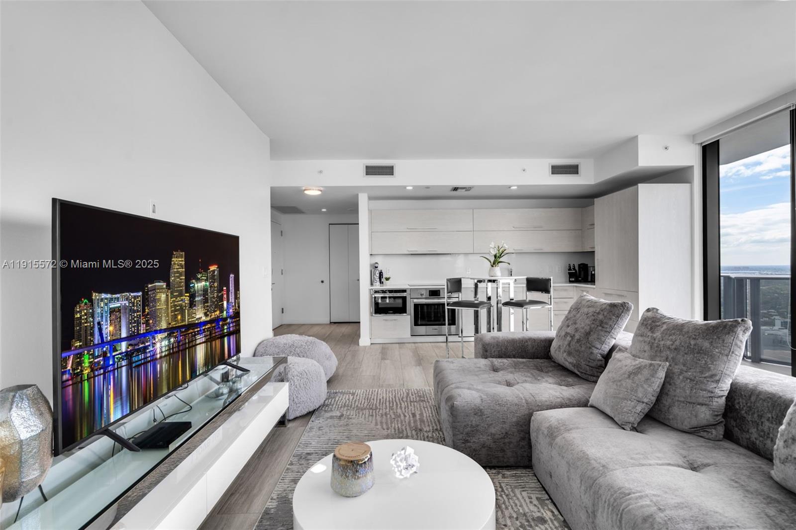 55 SW 9th St #4008, Miami FL 33130