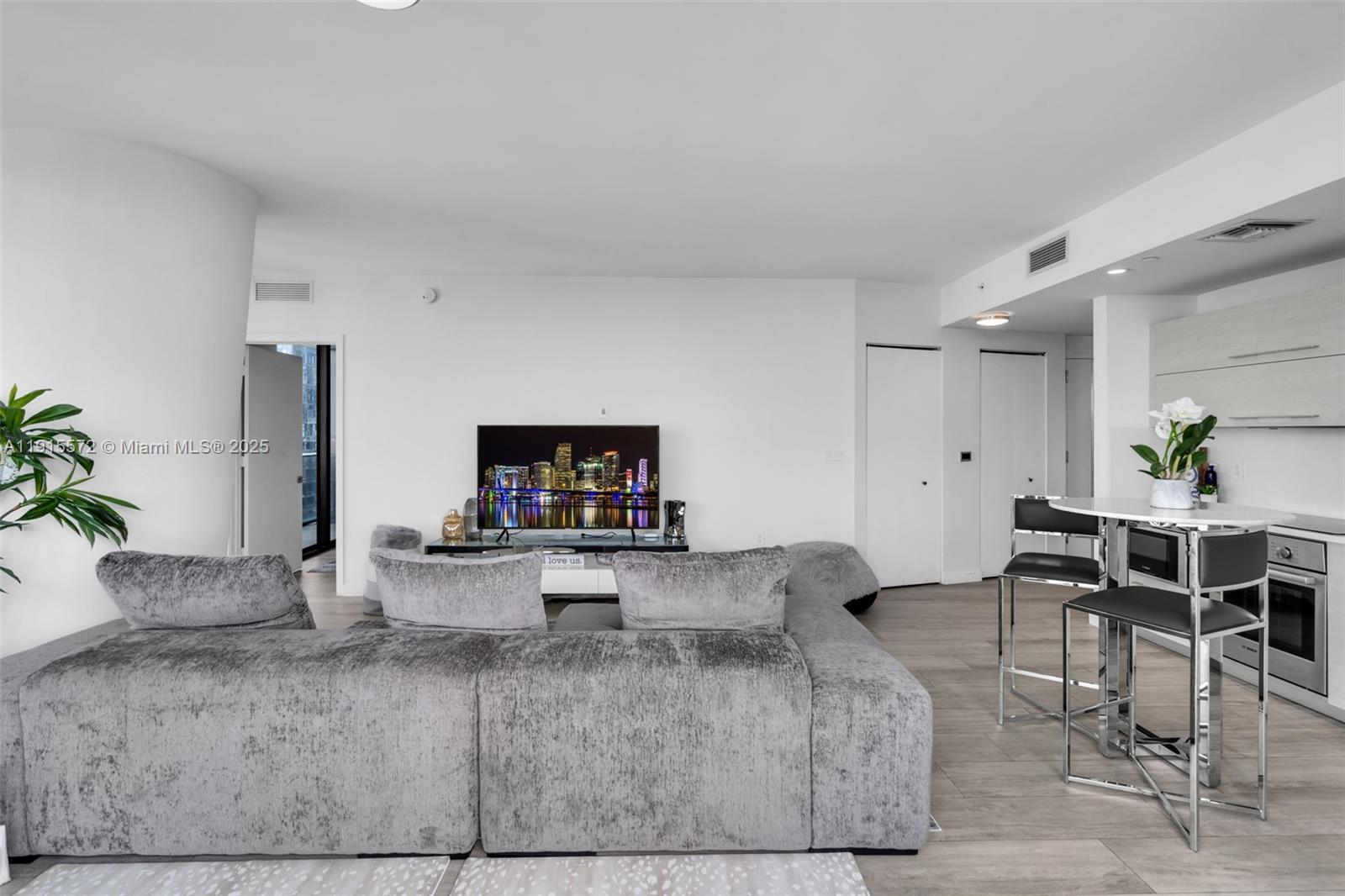 55 SW 9th St #4008, Miami FL 33130