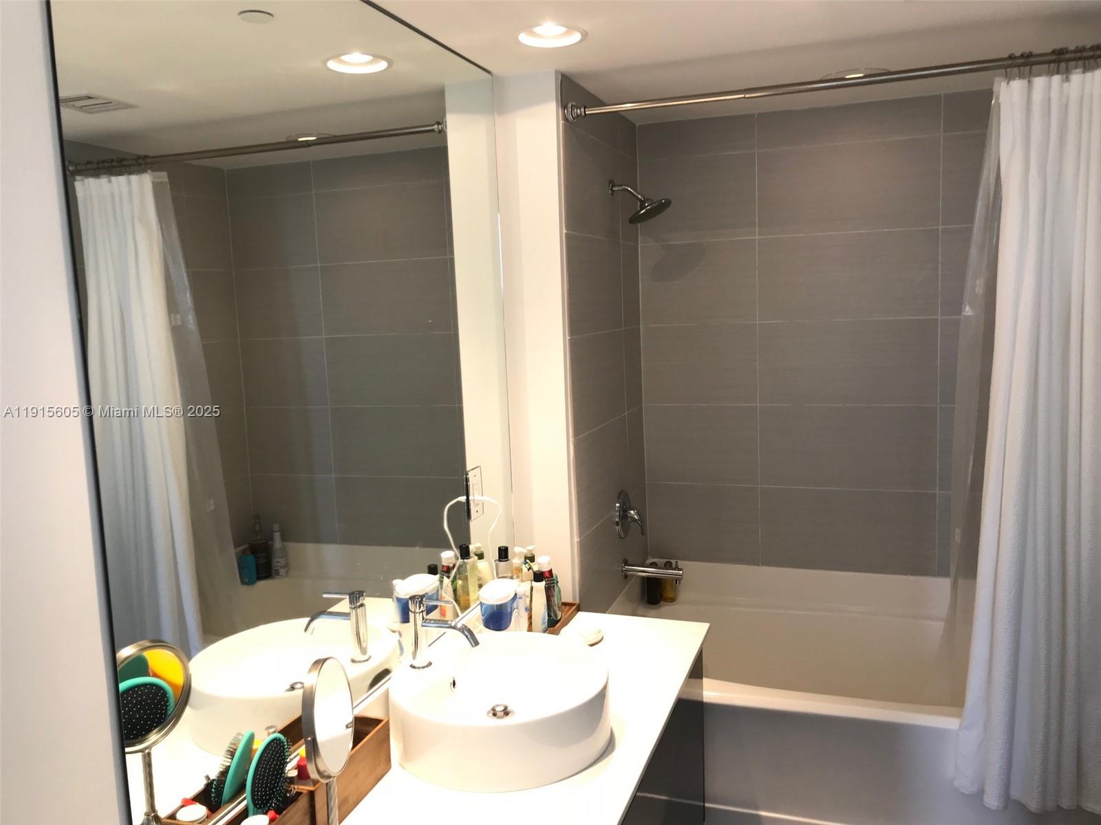 31 SE 6th St #1702, Miami FL 33131