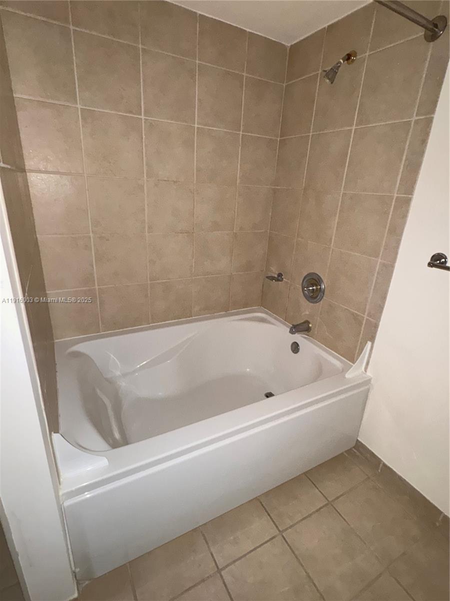 19501 W Country Club Dr #PH-06, Aventura FL 33180