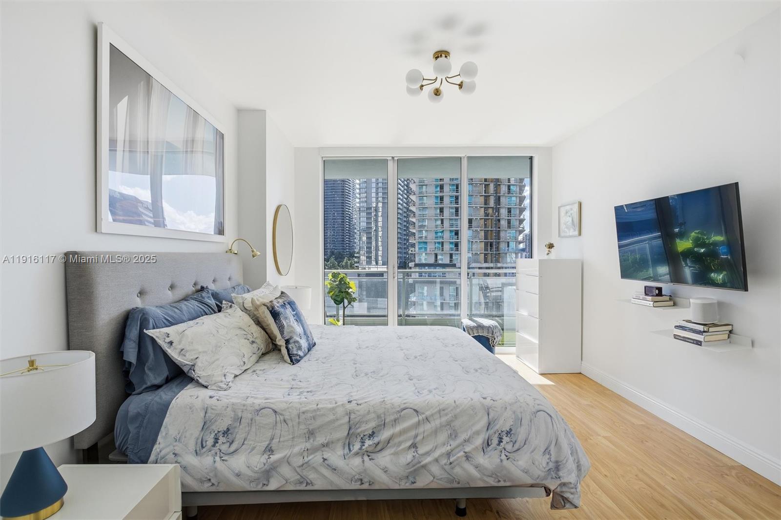 92 SW 3rd St #1604, Miami FL 33130