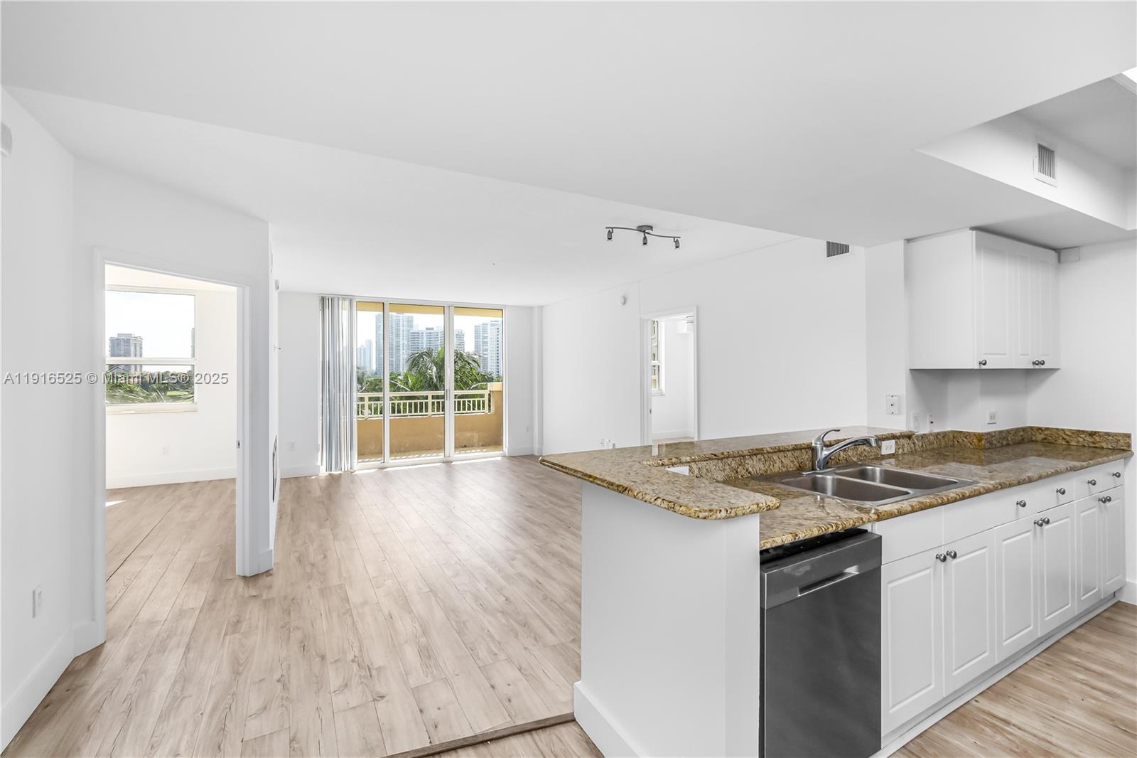 19501 W Country Club Dr #515, Aventura FL 33180