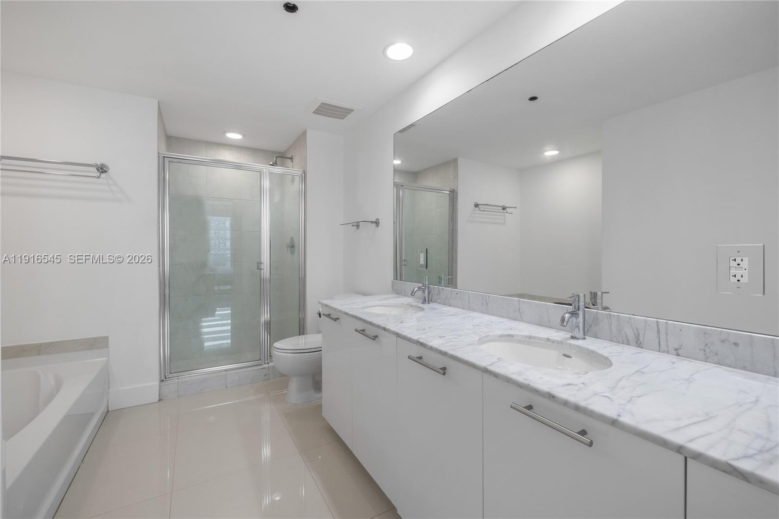 950 Brickell Bay Dr #1404, Miami FL 33131