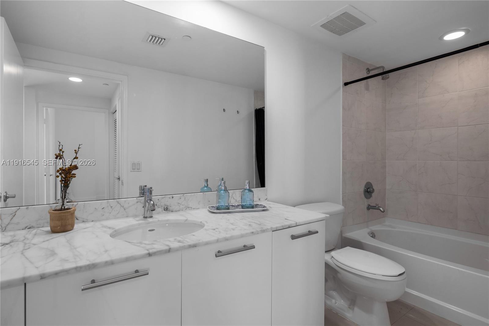 950 Brickell Bay Dr #1404, Miami FL 33131