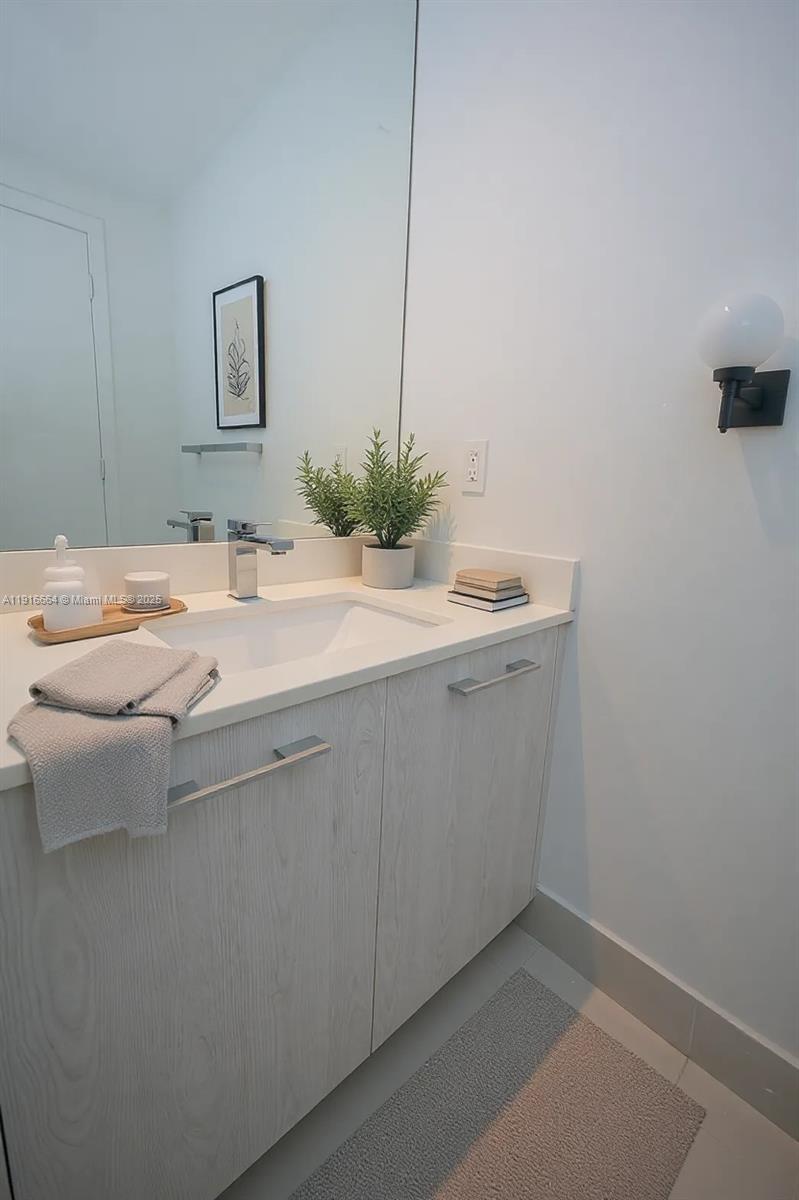 45 SW 9th St #1504, Miami FL 33130