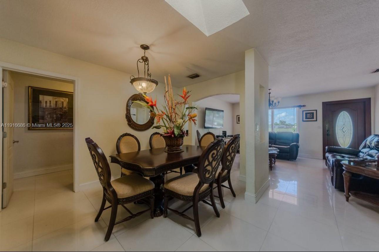 10260 SW 48th St, Miami FL 33165