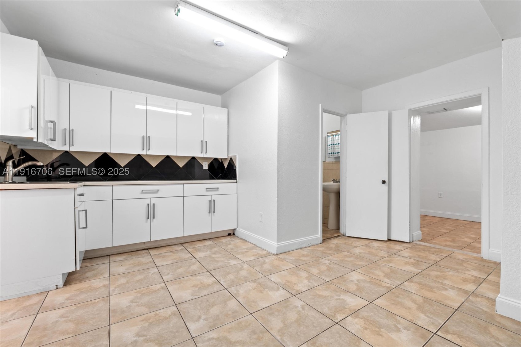 2262 NW 4th St, Miami FL 33125