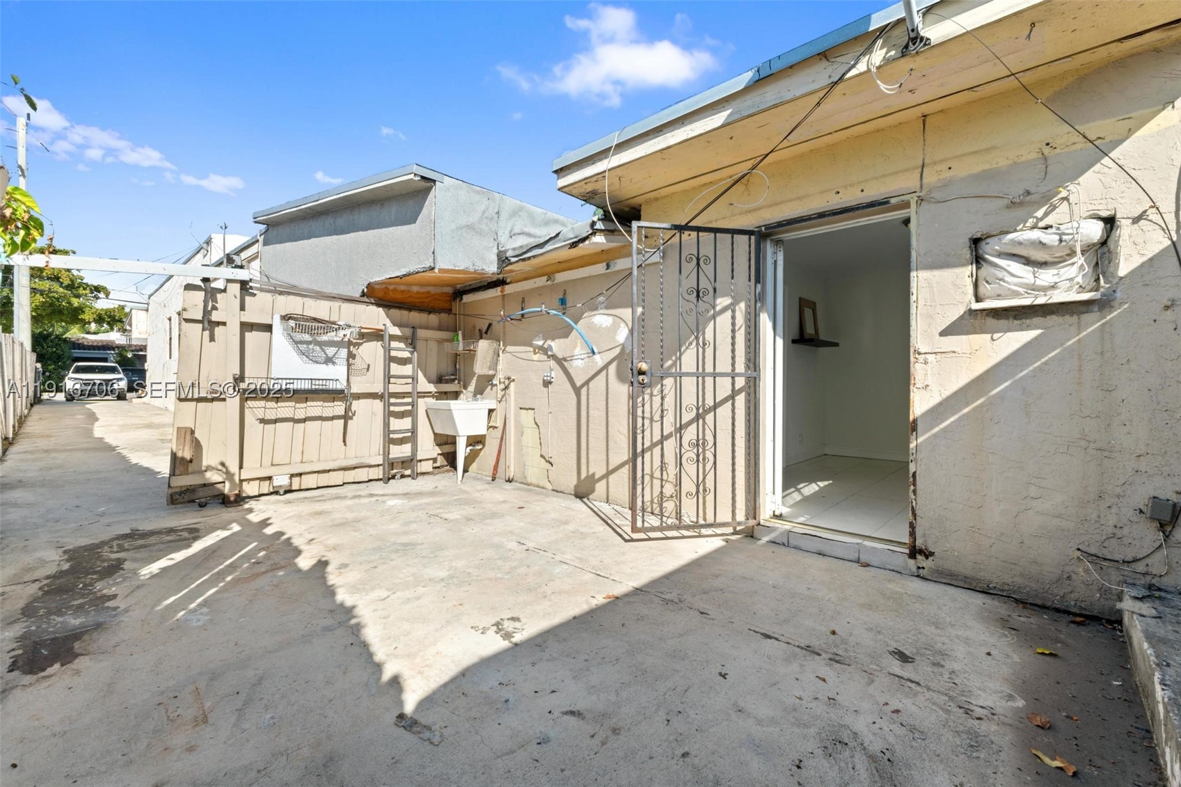 2262 NW 4th St, Miami FL 33125