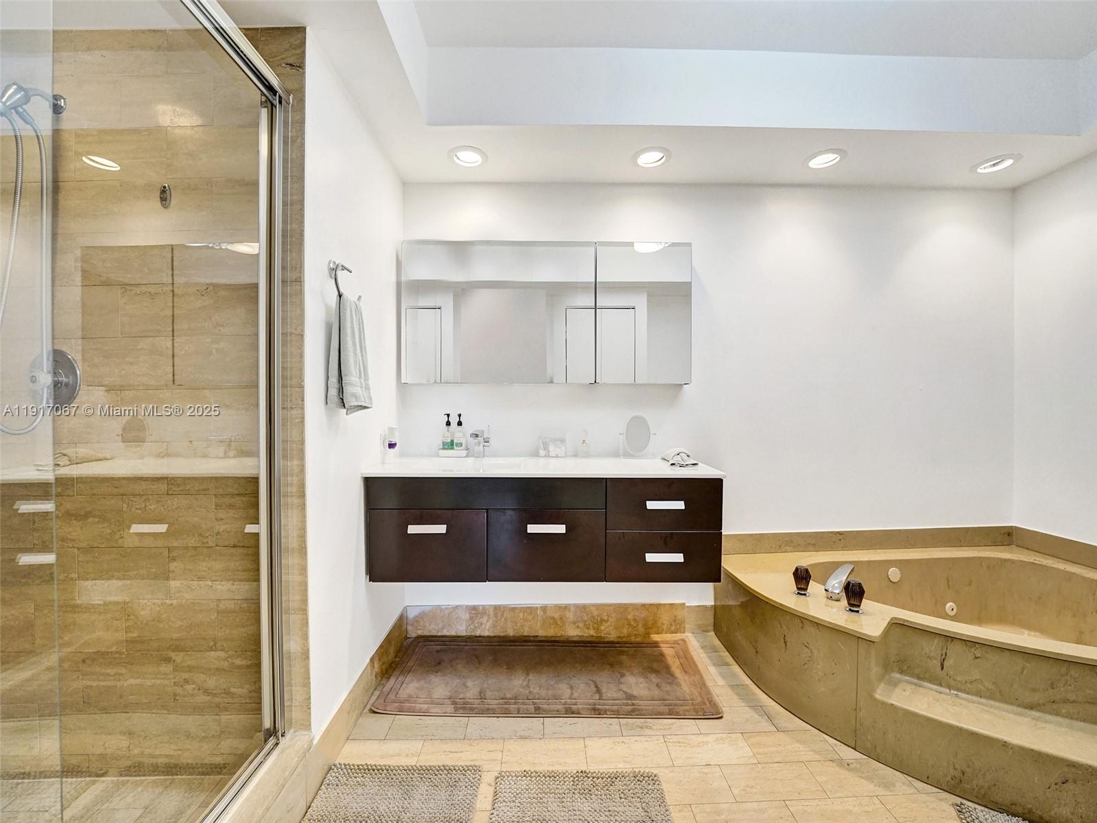 20281 E Country Club Dr #1114, Aventura FL 33180