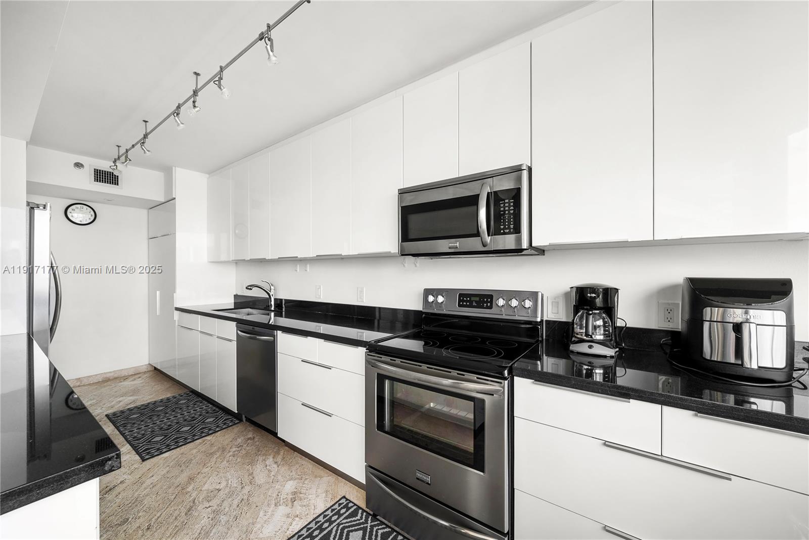 1000 W Island Blvd #2407, Aventura FL 33160