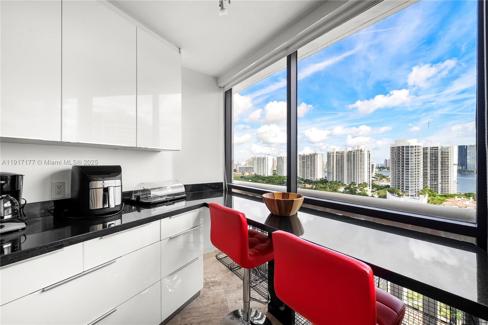 1000 W Island Blvd #2407, Aventura FL 33160
