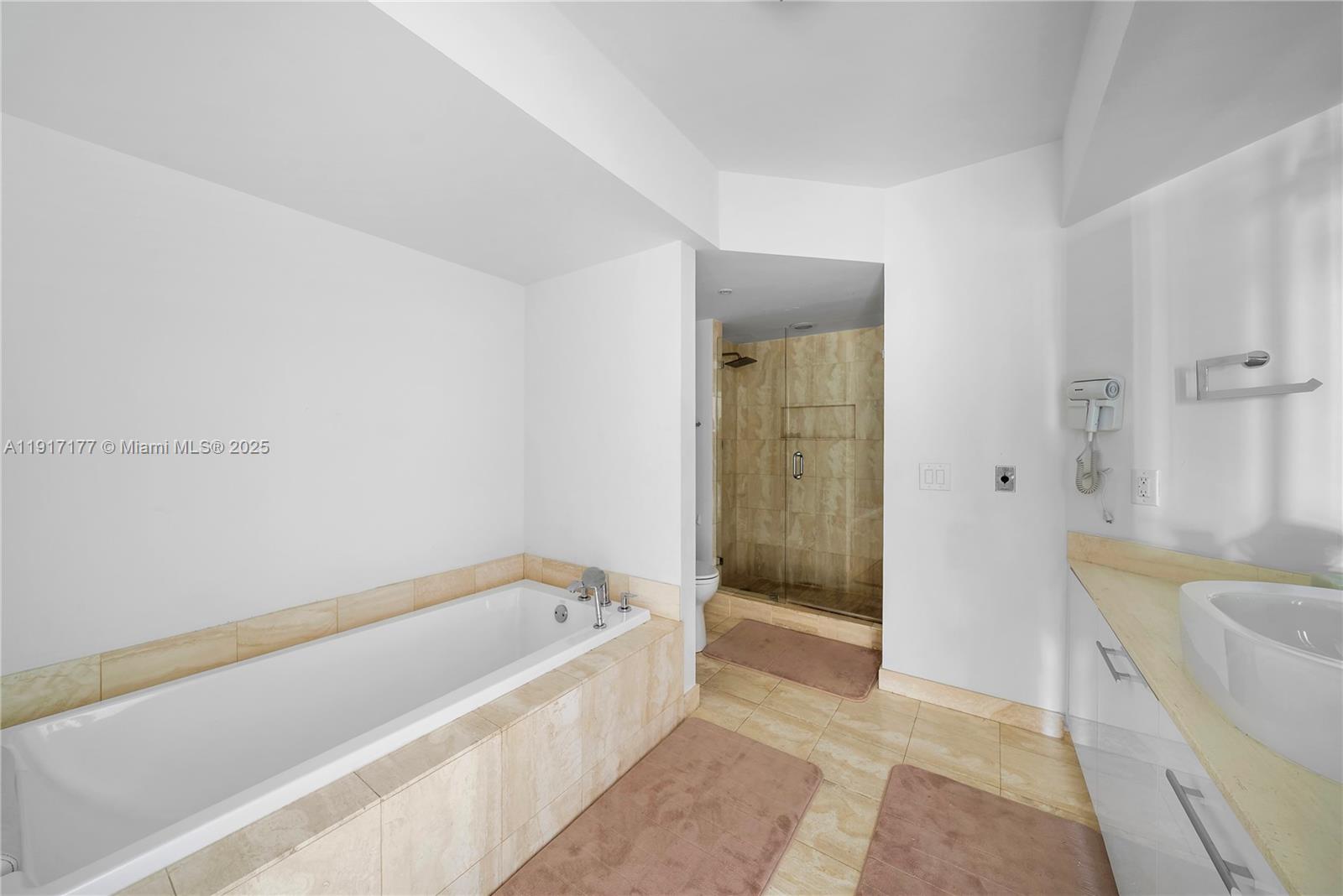1000 W Island Blvd #2407, Aventura FL 33160
