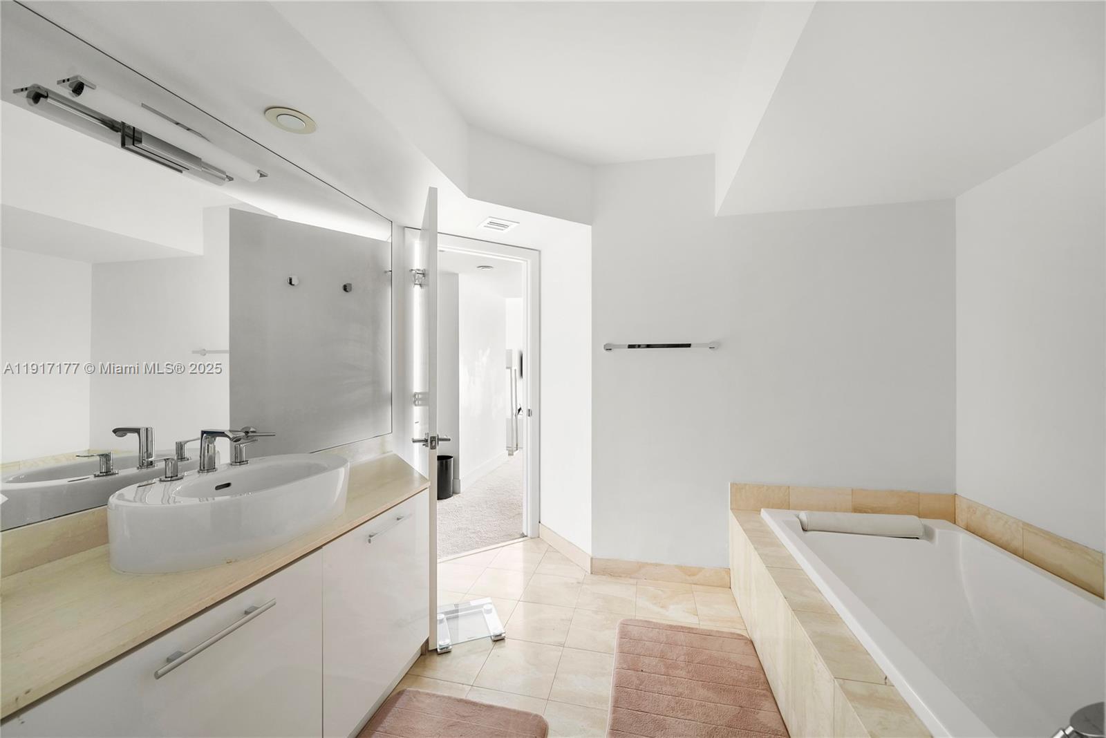 1000 W Island Blvd #2407, Aventura FL 33160