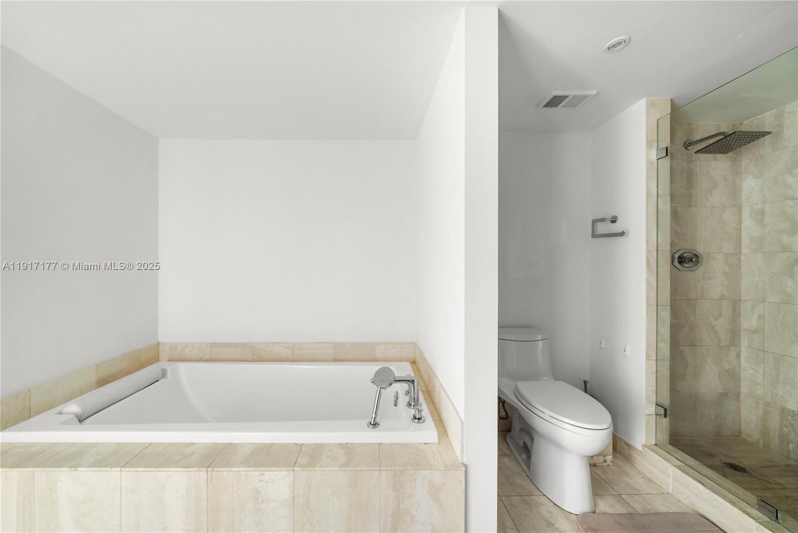 1000 W Island Blvd #2407, Aventura FL 33160