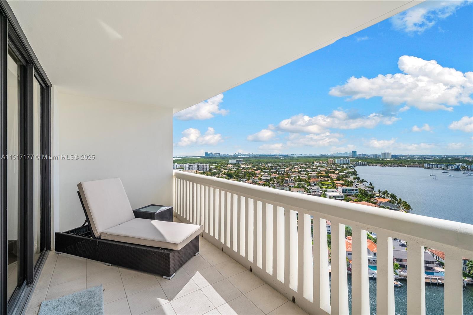 1000 W Island Blvd #2407, Aventura FL 33160