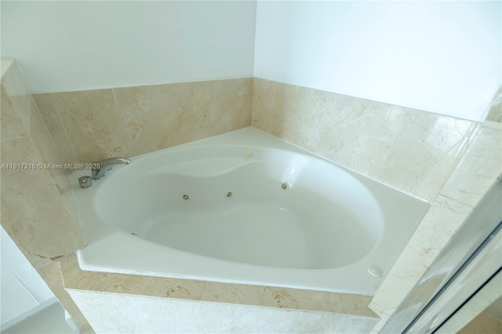 7900 Harbor Island Dr #920, North Bay Village FL 33141