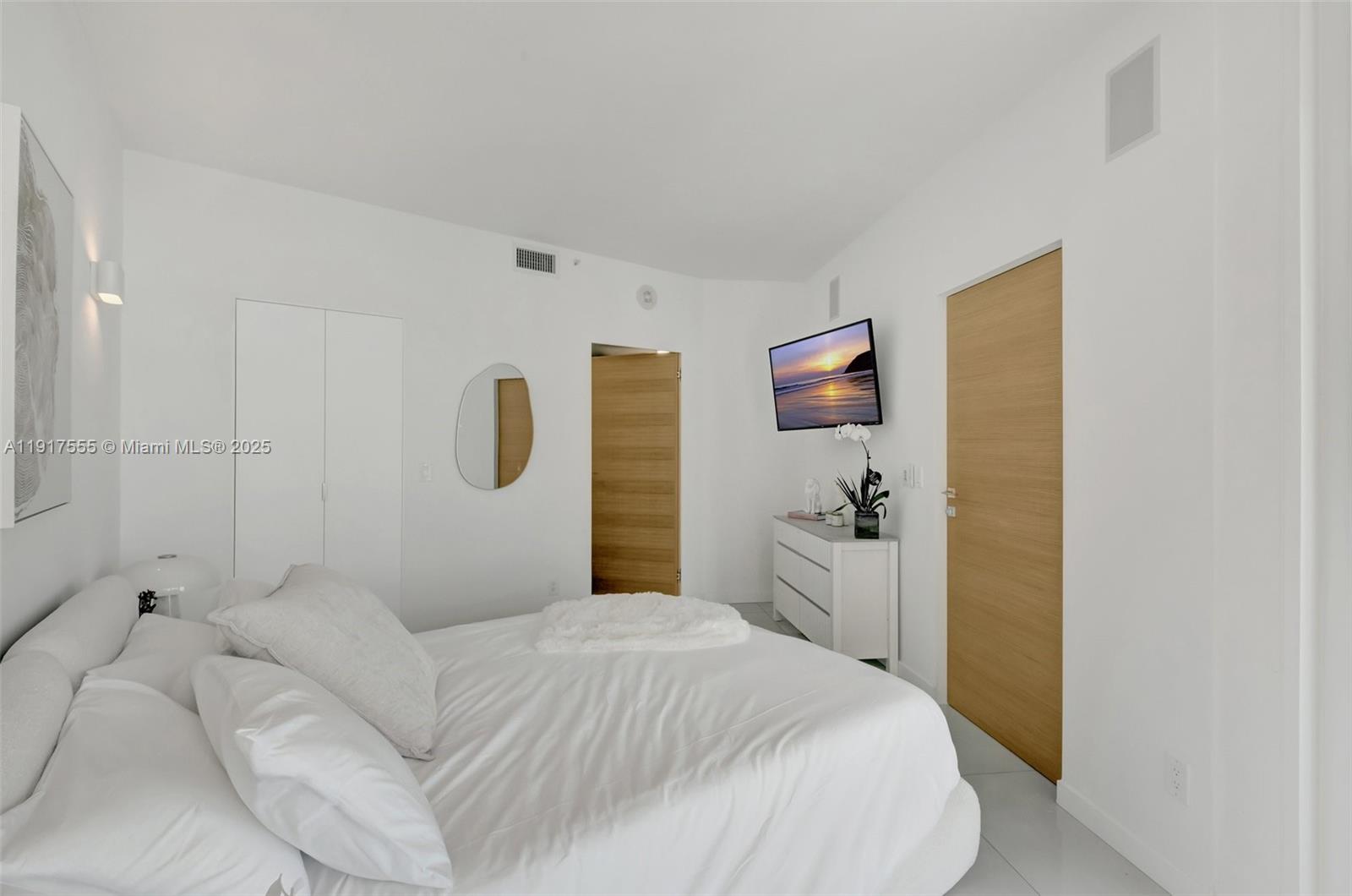 300 S Pointe Dr #2606, Miami Beach FL 33139