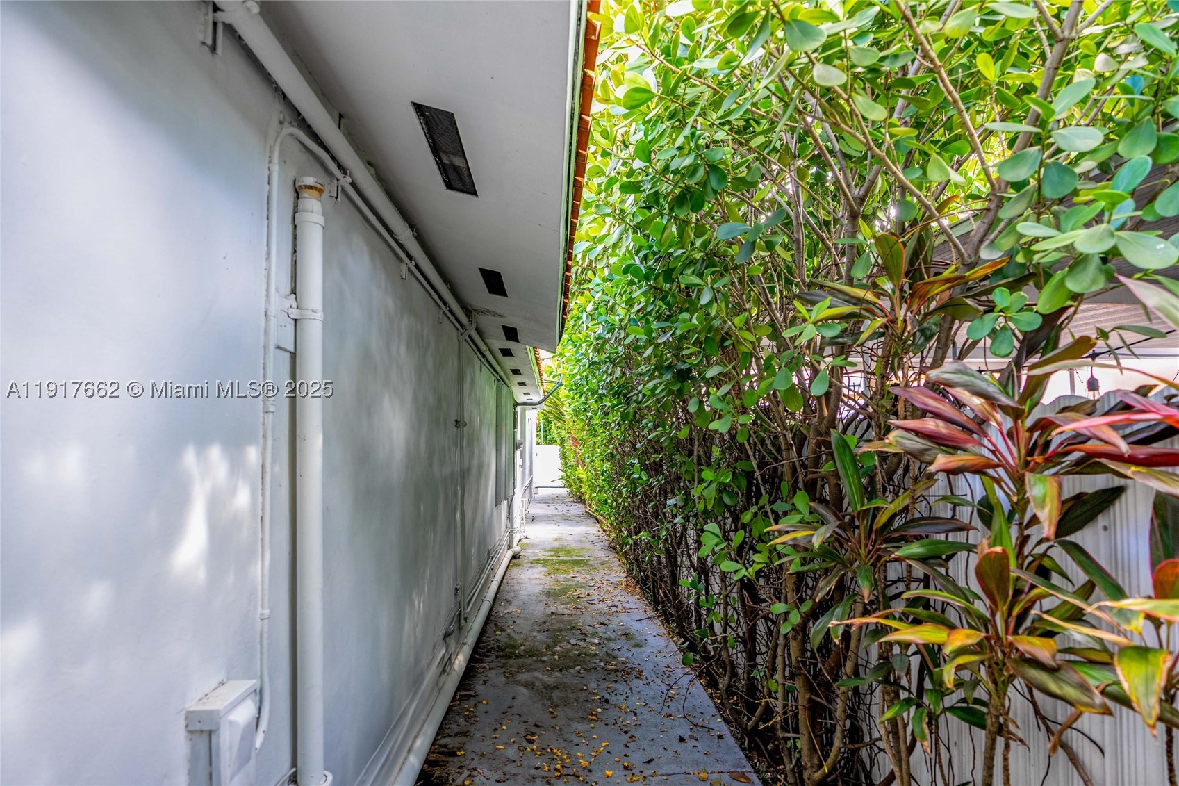 1360 SW 16th St, Miami FL 33145