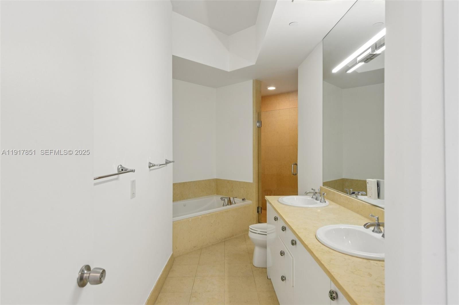 19900 E Country Club Dr #402, Aventura FL 33180