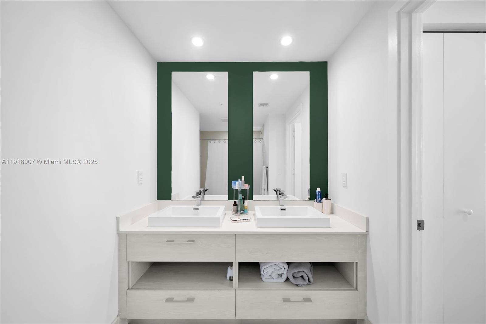 45 SW 9th St #3909, Miami FL 33130