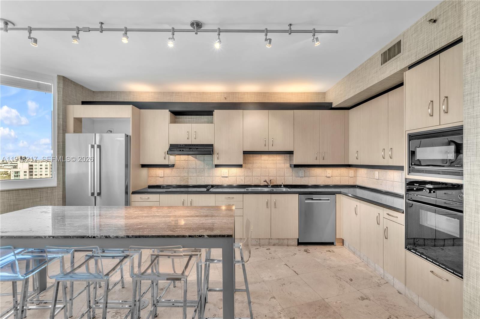 300 S Pointe Dr #906, Miami Beach FL 33139