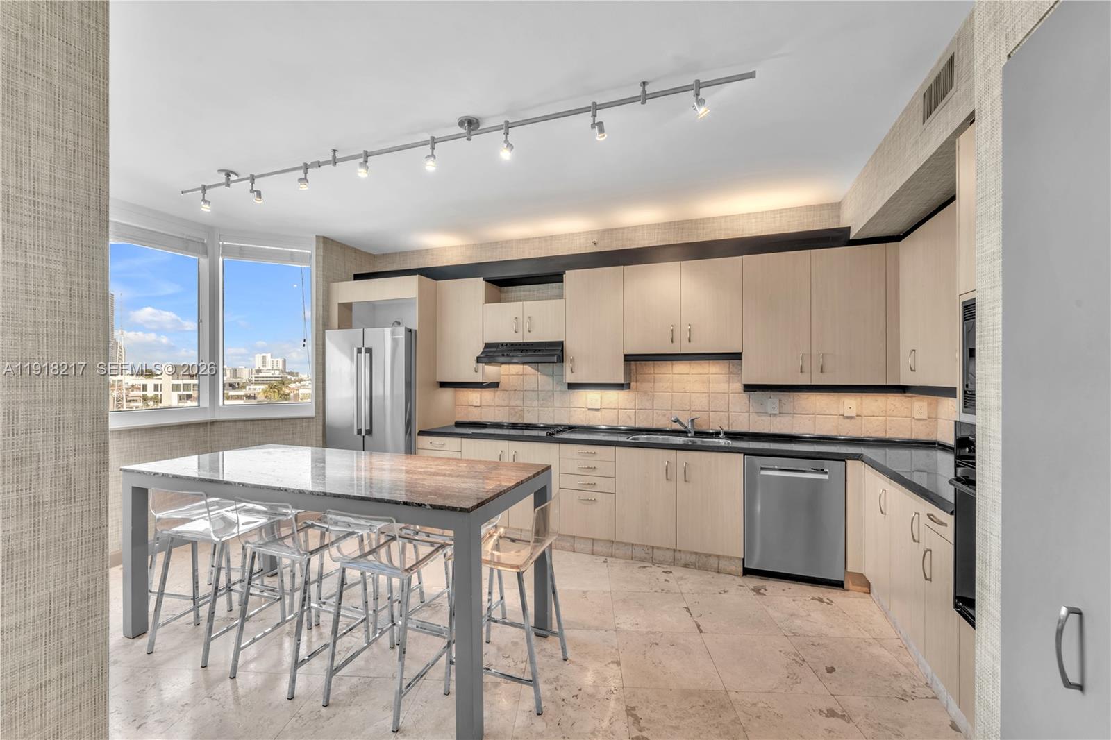 300 S Pointe Dr #906, Miami Beach FL 33139