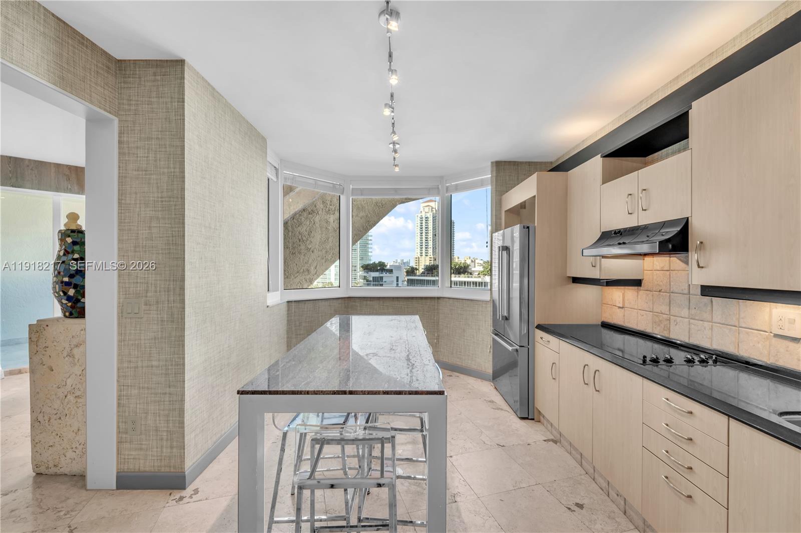 300 S Pointe Dr #906, Miami Beach FL 33139
