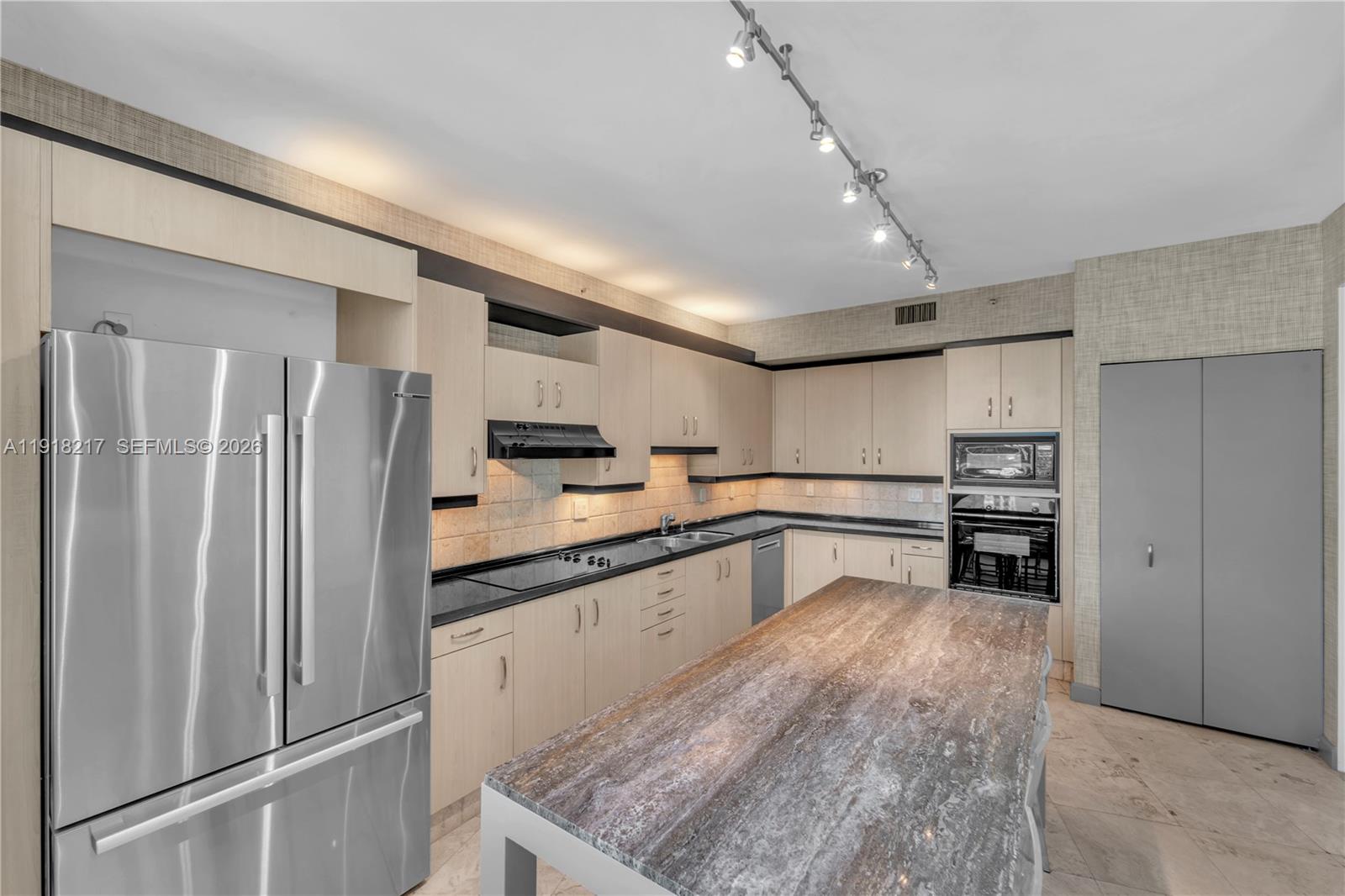 300 S Pointe Dr #906, Miami Beach FL 33139