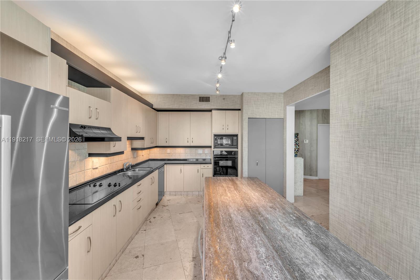 300 S Pointe Dr #906, Miami Beach FL 33139