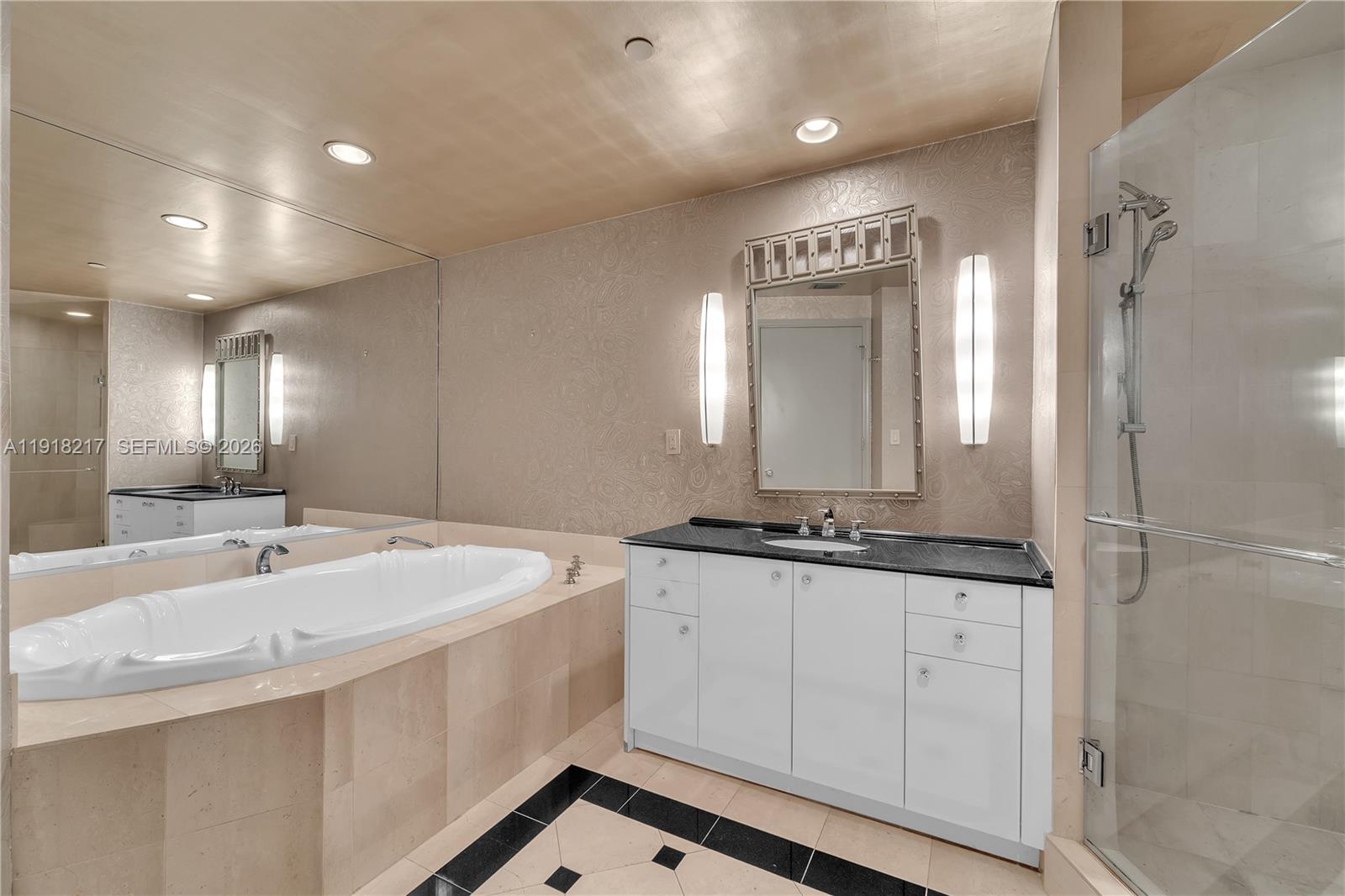 300 S Pointe Dr #906, Miami Beach FL 33139