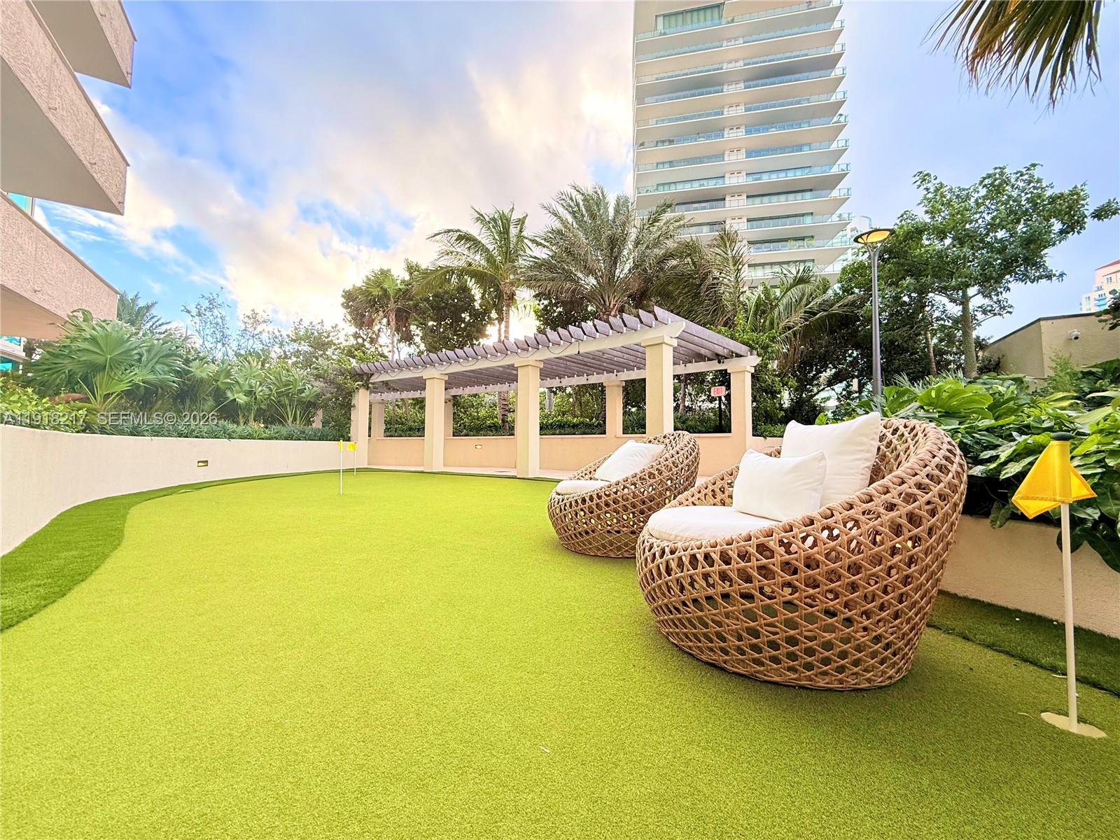 300 S Pointe Dr #906, Miami Beach FL 33139