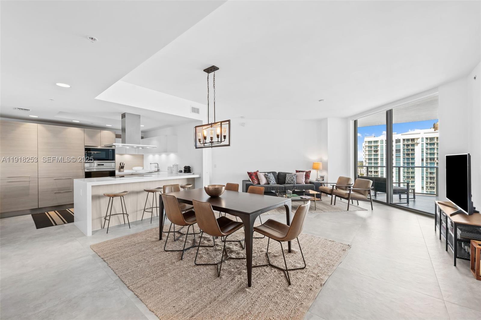 17111 Biscayne Blvd #2103, North Miami Beach FL 33160