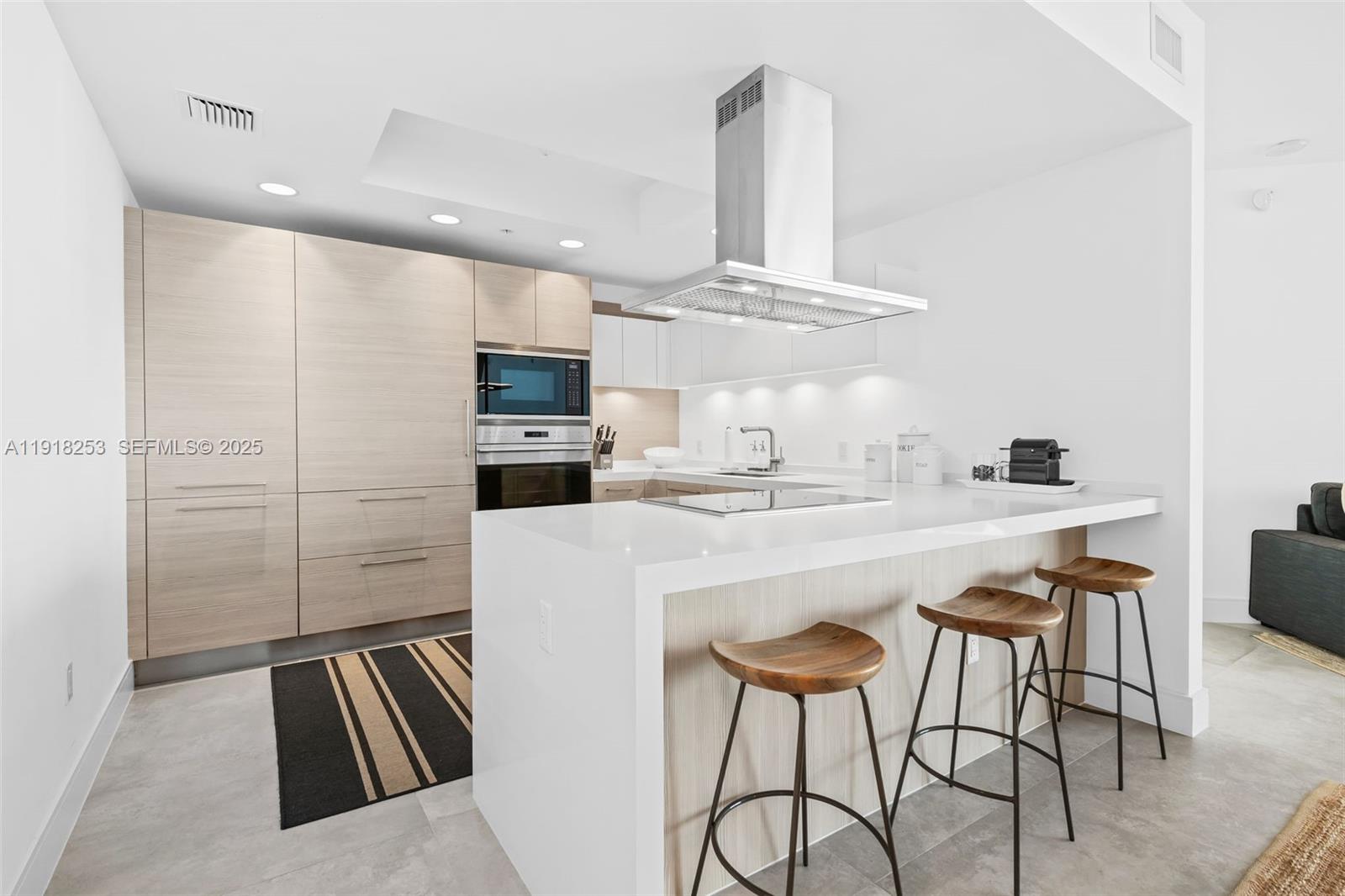 17111 Biscayne Blvd #2103, North Miami Beach FL 33160