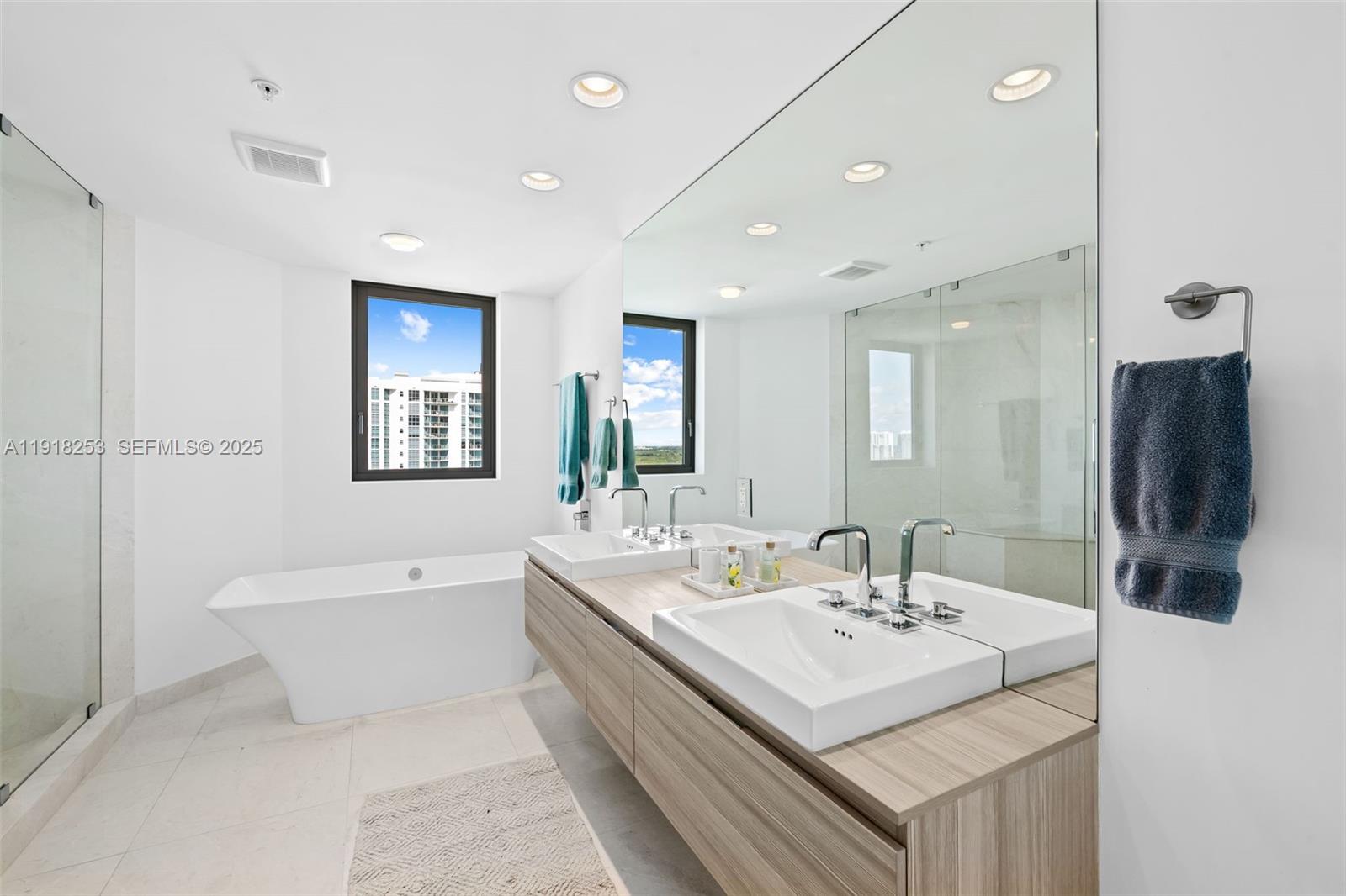 17111 Biscayne Blvd #2103, North Miami Beach FL 33160