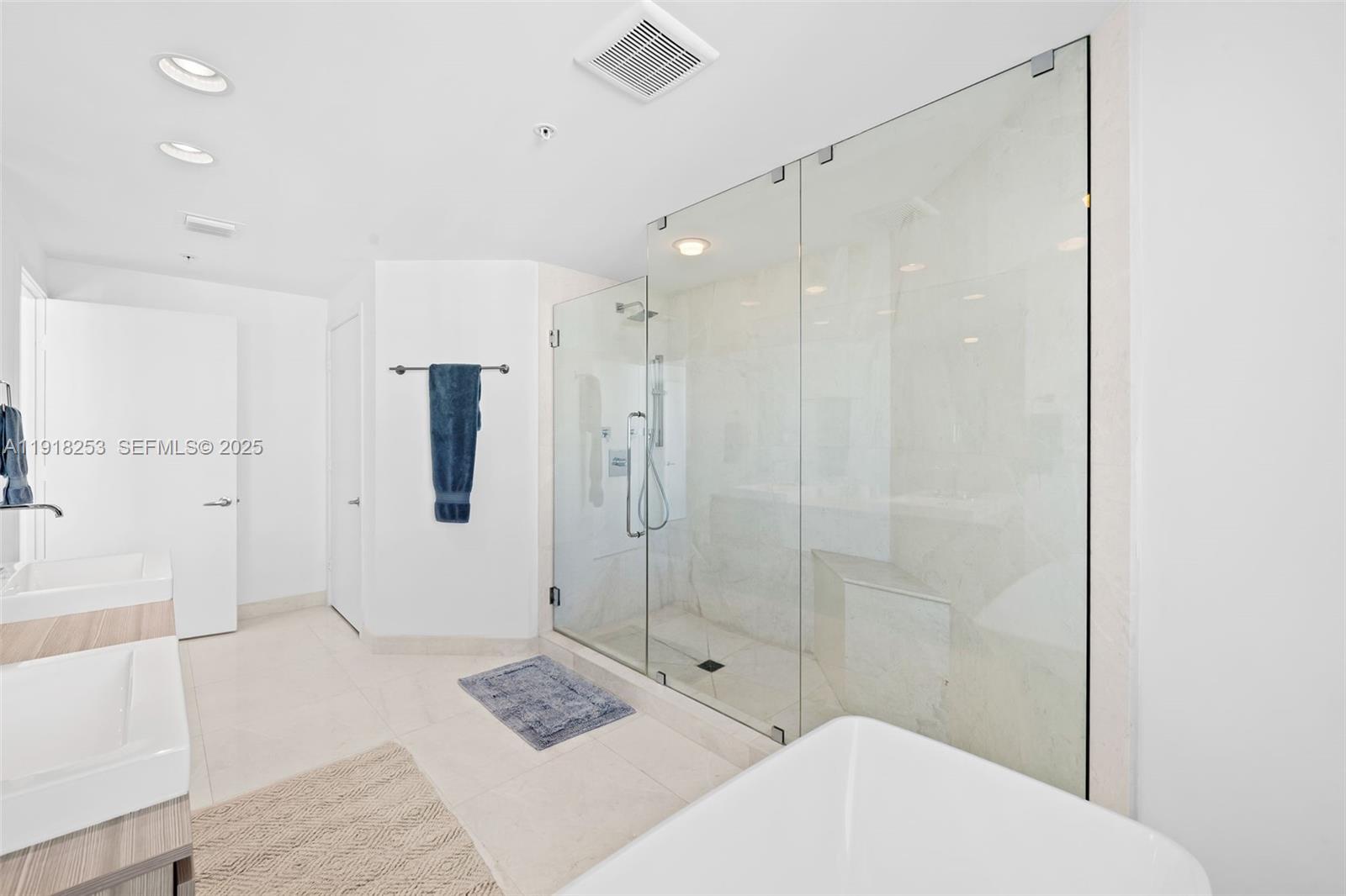 17111 Biscayne Blvd #2103, North Miami Beach FL 33160